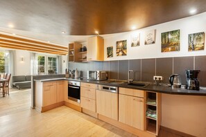 Fridge, oven, stovetop, coffee/tea maker