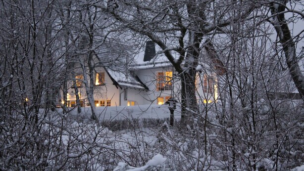 A snow-covered landscape with a building featuring multiple windows and a visible balcony. - Apartment 'Nr 4' with Shared Garden and Wi-Fi (Kirchhundem)