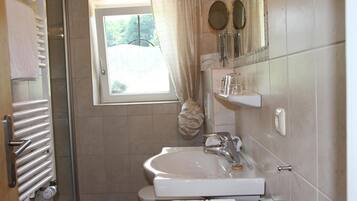 Shower, hair dryer, towels