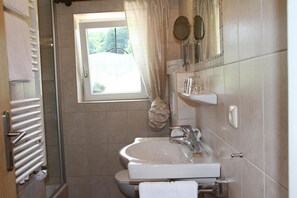 Douche, sĂšche-cheveux, serviettes fournies