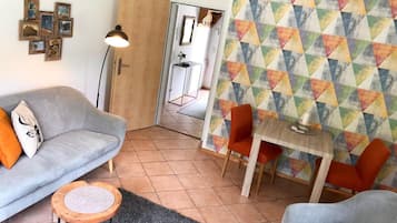 Een televisie en een stereo