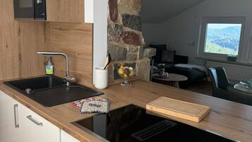 Køleskab, mikrobølgeovn, ovn, kogeplade