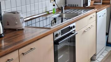 Kühlschrank, Mikrowelle, Ofen, Herdplatte