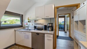 Kaffetrakter/tekoker, kjøleskap, mikrobølgeovn og ovn