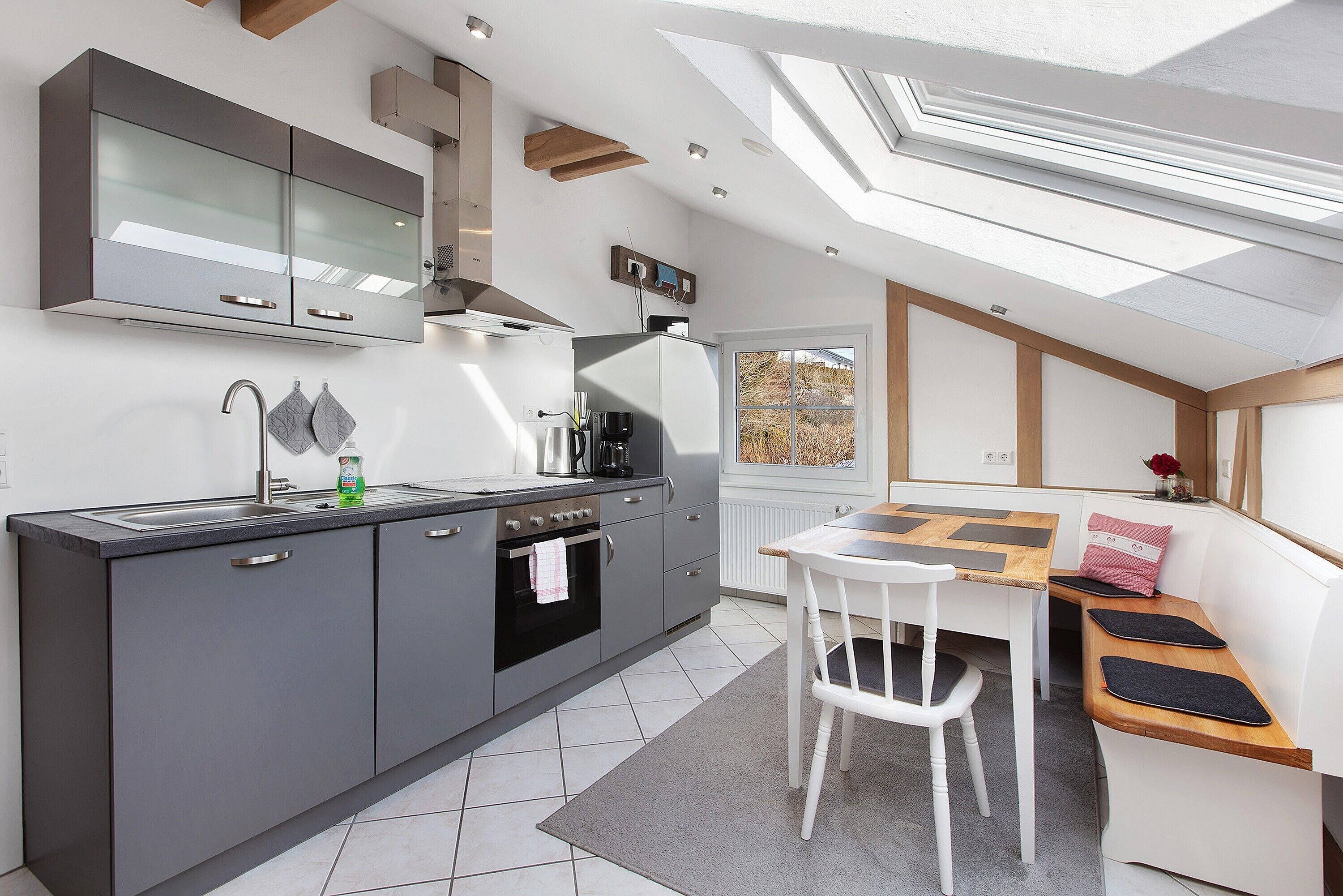 Fridge, oven, dishwasher, coffee/tea maker