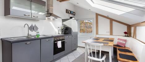 Fridge, oven, dishwasher, coffee/tea maker