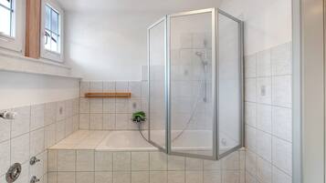 Douche, sĂšche-cheveux, serviettes fournies