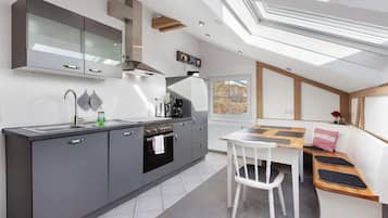 Fridge, oven, dishwasher, coffee/tea maker