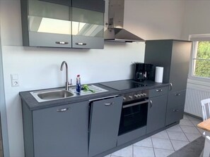 Kjøleskap, ovn, oppvaskmaskin og kaffetrakter/tekoker