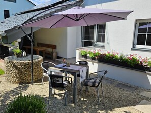 Outdoor dining - Apartment 'Domizil Am Park' with Private Terrace, Shared Garden and Wi-Fi (Kressbronn am Bodensee)