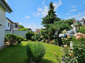 Property grounds - Apartment 'Domizil Am Park' with Private Terrace, Shared Garden and Wi-Fi (Kressbronn am Bodensee)