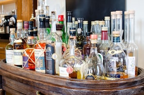 A wooden barrel filled with various bottles of liquor. - Apartment 1 with Balcony and Wi-Fi (Haslach im Kinzigtal)
