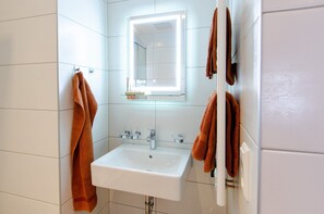 Shower, hair dryer, towels - Double Room 7 with Wi-Fi (Haslach im Kinzigtal)