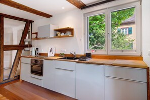 Fridge, microwave, oven, stovetop - Holiday Home 'Hildahüsli' with Shared Terrace, Shared Garden and Wi-Fi (Badenweiler)