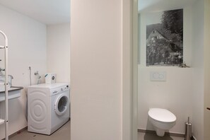 Douche, sèche-cheveux, serviettes fournies