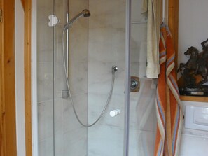 Een douche, een haardroger, handdoeken