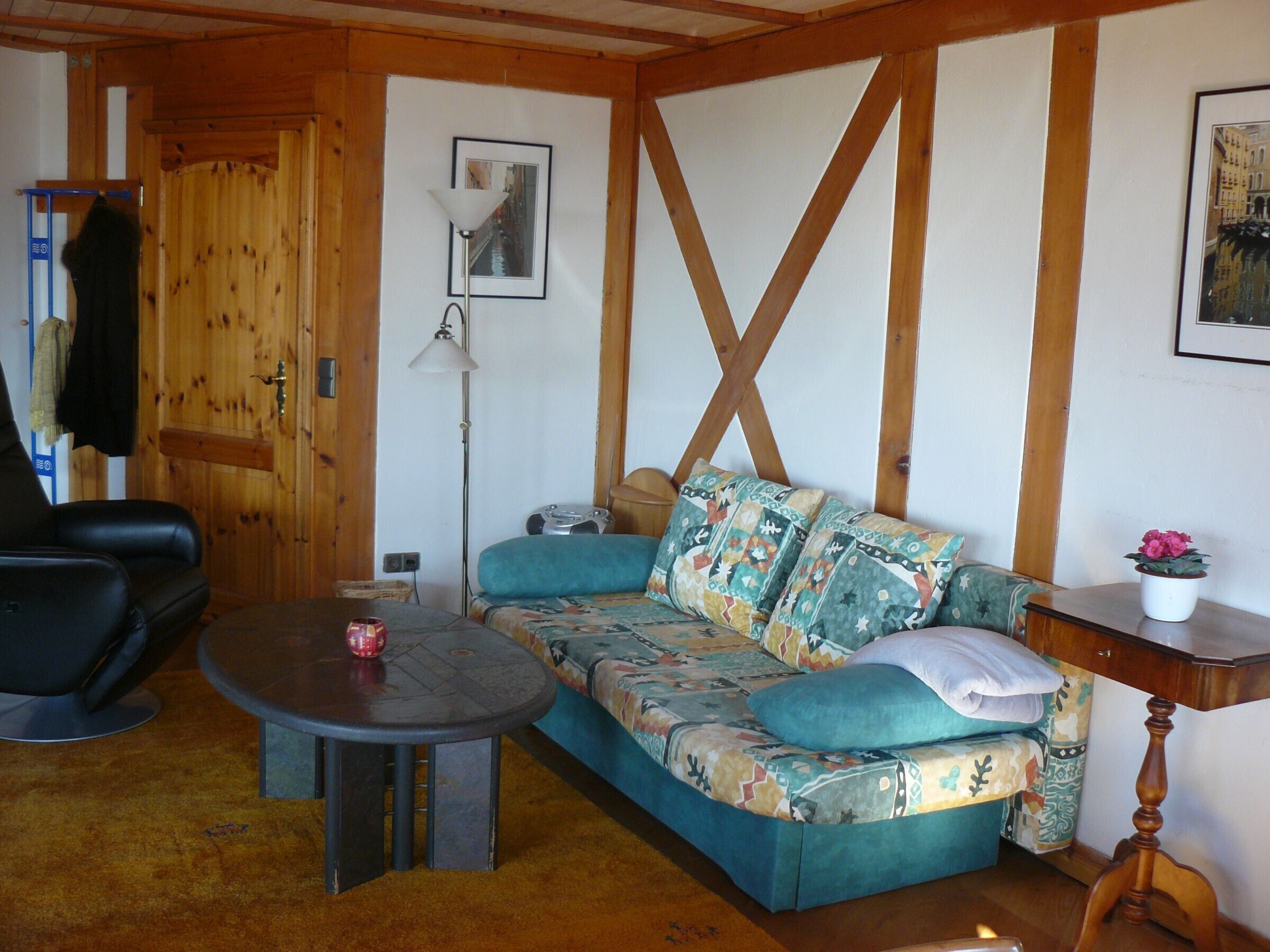 Télévision, table de tennis de table, chaîne hi-fi