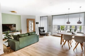 TV - Holiday Apartment 'Waldfeeling' with Private Terrace and Wi-Fi (Brilon)