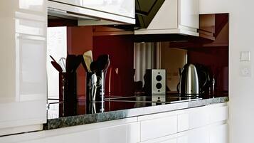 Refrigerador, microondas, horno, placa de cocina