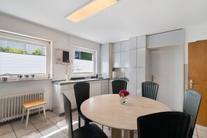 Dining - Apartment 'Weinberglounge' with Private Terrace, Balcony and Wi-Fi (Kappelrodeck)