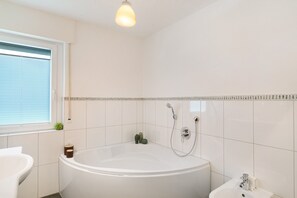 Douche, sèche-cheveux, serviettes fournies