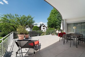 Outdoor dining - Apartment 'Weinberglounge' with Private Terrace, Balcony and Wi-Fi (Kappelrodeck)