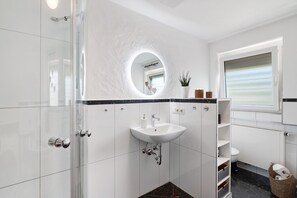 Dusche, Haartrockner, Handtücher
