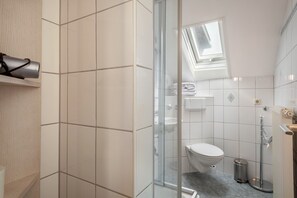 Dusche, Haartrockner, Handtücher