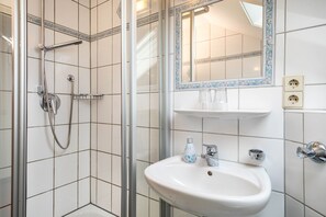 Een douche, een haardroger, handdoeken