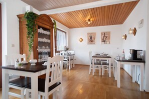 Dining - Room 'Familienzimmer 8' with Balcony and Wi-Fi (Wasserburg (Bodensee))