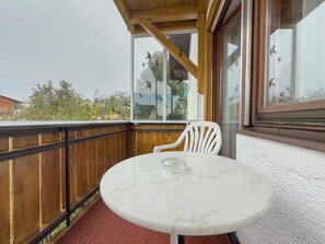 Outdoor dining - Room 'Familienzimmer 8' with Balcony and Wi-Fi (Wasserburg (Bodensee))