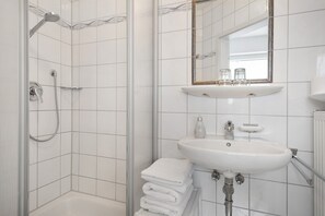 Shower, hair dryer, towels - Room 'Familienzimmer 8' with Balcony and Wi-Fi (Wasserburg (Bodensee))