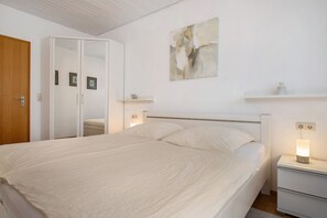 1 bedroom, free WiFi, bed sheets - Room 'Familienzimmer 8' with Balcony and Wi-Fi (Wasserburg (Bodensee))