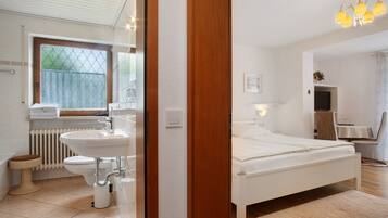 1 bedroom, free WiFi, bed sheets