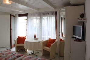 1 bedroom, free WiFi, bed sheets - Room 'Doppelzimmer 3' with Private Terrace and Wi-Fi (Wasserburg (Bodensee))