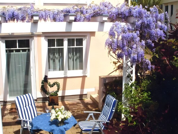 Outdoor dining - Apartment '1-Zimmer' with Private Terrace, Shared Garden and Wi-Fi (Uhldingen-Mühlhofen)