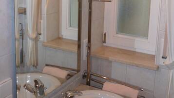 Bruser, hårtørrer, håndklæder