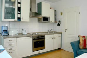 Fridge, microwave, stovetop, coffee/tea maker - Apartment '1-Zimmer' with Private Terrace, Shared Garden and Wi-Fi (Uhldingen-Mühlhofen)