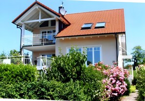 Exterior - Apartment '1-Zimmer' with Private Terrace, Shared Garden and Wi-Fi (Uhldingen-Mühlhofen)