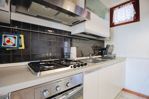 Réfrigérateur, micro-ondes, plaque de cuisson, cafetière/bouilloire