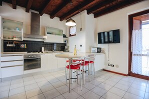 Réfrigérateur, micro-ondes, plaque de cuisson, cafetière/bouilloire
