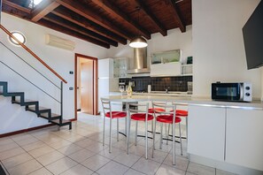 Kühlschrank, Mikrowelle, Herdplatte, Wasserkocher mit Kaffee-/Teezubehör