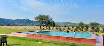 Farmhouse with 5 bedrooms and fitness room, WiFi in welcoming Gurugram private