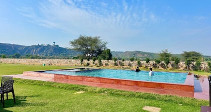 Farmhouse with 5 bedrooms and fitness room, WiFi in welcoming Gurugram private