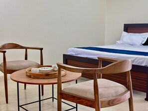 5 bedrooms, iron/ironing board, WiFi, bed sheets