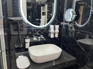 Regadera, secadora de cabello, toallas, jabón 