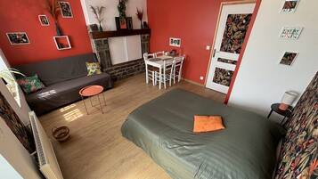 1 bedroom, travel crib, bed sheets