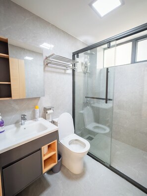 Een douche, zeep, toiletpapier