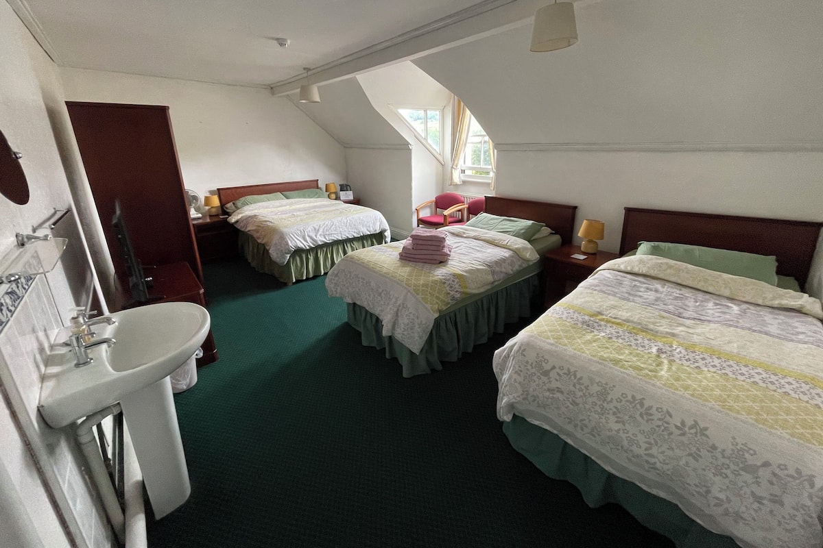Quadruple Room | Free WiFi, bed sheets