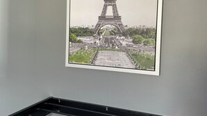 A framed picture of the Eiffel Tower on a wall. - Victoria Inn (Alston)